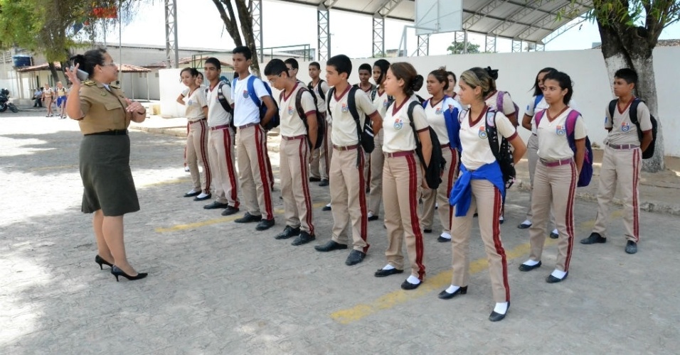 Alunos perfilados durante atividade escolar; disciplina é o carro-chefe do ensino na Escola Militar Tiradentes, em Maceió