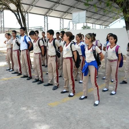 Alunos perfilados durante atividade escolar na Escola Militar Tiradentes, em Maceió - Beto Macário/UOL