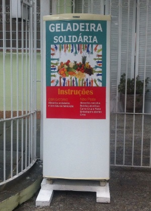 Projeto Geladeira Solidária, em que empresário disponibilizou um eletrodoméstico para ser abastecido por voluntários para alimentar moradores de rua - Divulgação
