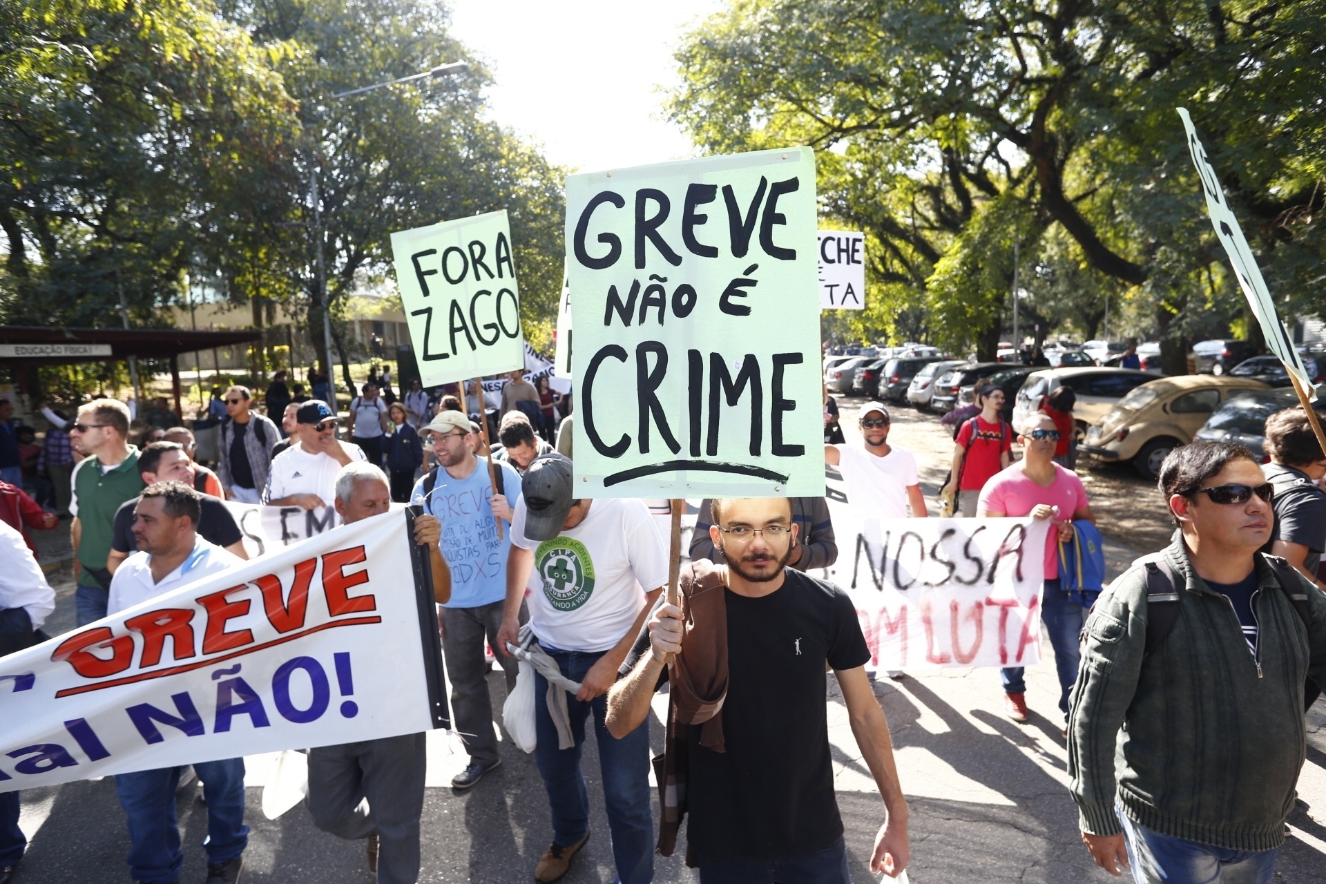 15.jun.2016 - Professores, funcionários e estudantes da USP, da Unesp e da Unicamp em greve realizam passeata no campus da Universidade de São Paulo, na zona oeste da capital. Os manifestantes seguirão até o Palácio dos Bandeirantes, na zona sul, em protesto por reajuste salarial e o fim do sucateamento da educação pública - Paulo Ermantino/Raw Image/Estadão Conteúdo