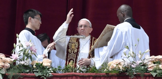 Papa Francisco dá a bênção de Páscoa para Roma e o mundo na Basílica de São Petersburgo, na Praça de São Pedro, no Vaticano - Tiziana Fabi/AFP