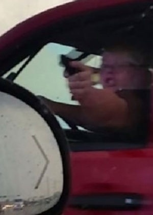 Mulher aponta objeto parecido com arma durante briga de trânsito nos EUA - Reprodução