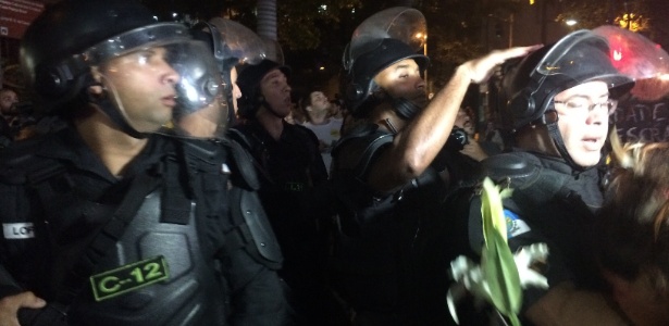 13.nov.2017 - Polícia atirou bombas de gás lacrimogêneo para dispersas manifestantes no Rio - Marina Lang/UOL