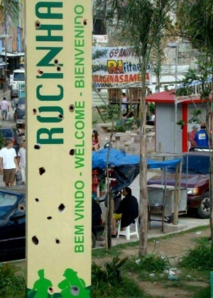 Placa de boas-vindas à favela da Rocinha, no Rio, com marcas de tiros - Reprodução/Facebook/Parceiros da Rocinha