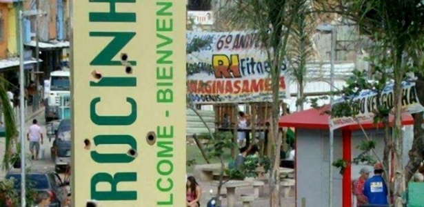 Placa de boas-vindas à favela da Rocinha, na zona sul do Rio, com marcas de tiros - Reprodução/Facebook/Parceiros da Rocinha