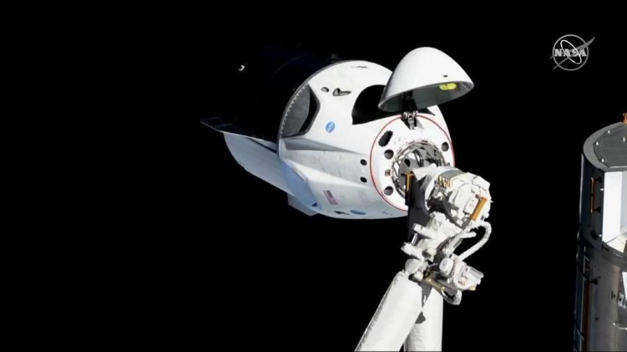 Cápsula Crew Dragon se acopla na Estação Espacial Internacional; ela levará astronautas para lá em maio - Nasa/Twitter/Divulgação