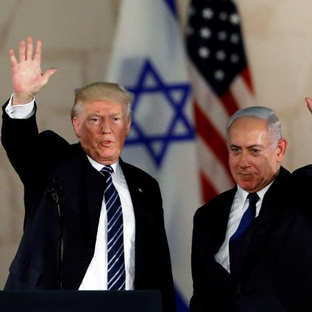 O primeiro-ministro Benjanmin Netanyahu com Donald Trump, os dois alvos da charge - Ronen Zvulun/Reuters