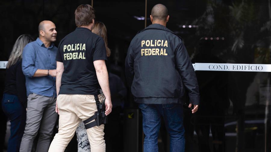 08.mai.2019 - Policiais federais chegam ao Banco Paulista durante operação - BRUNO ROCHA/FOTOARENA/FOTOARENA/ESTADÃO CONTEÚDO