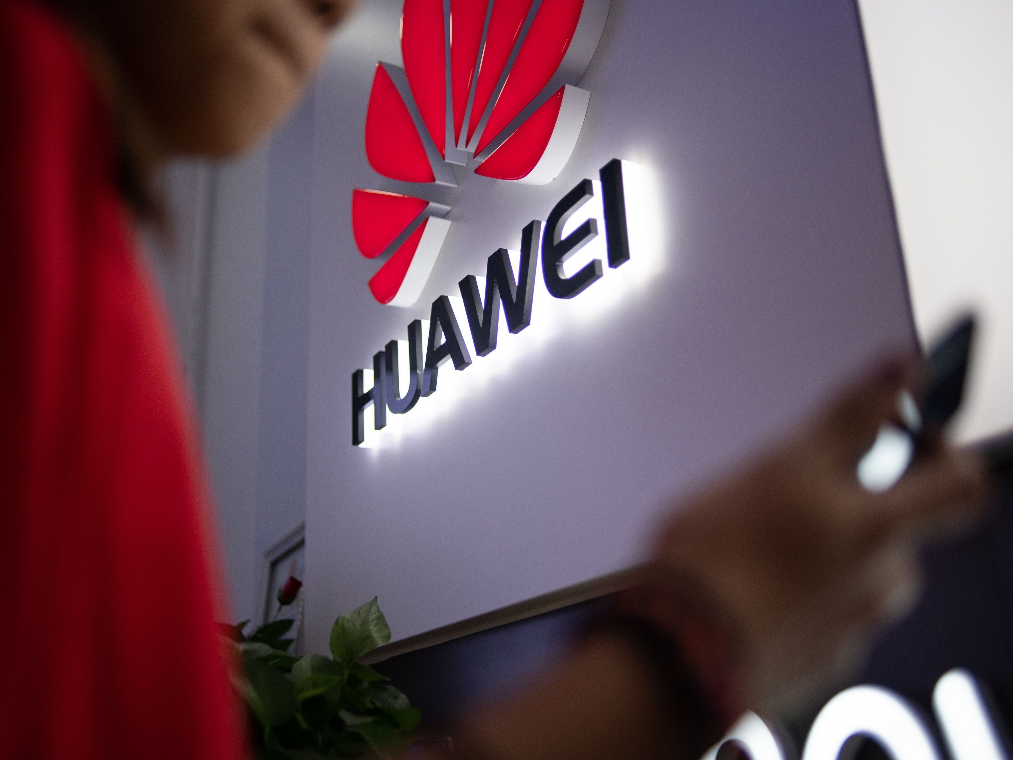 Perfil da Huawei ofende Apple e critica Black Friday: "Vai comunismo"