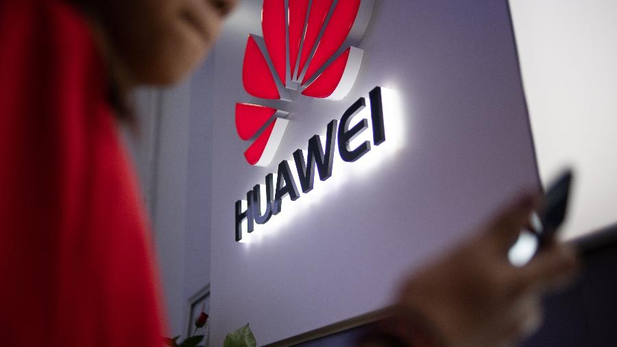 A gigante chinesa de telecomunicações Huawei informou hoje que sua receita anual caiu em um terço este ano - Fred Dufour/Reuters