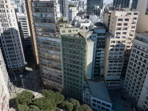 Em São Paulo, o prédio em que estava balançou feito um barco