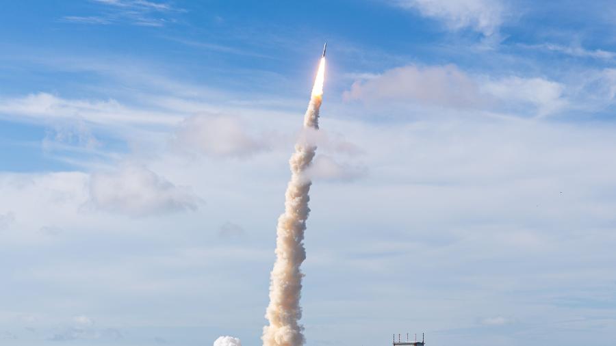 Foguete Ariane 5 carregando dois satélites, um deles contruído pela OHB System - Jody Amiet/AFP