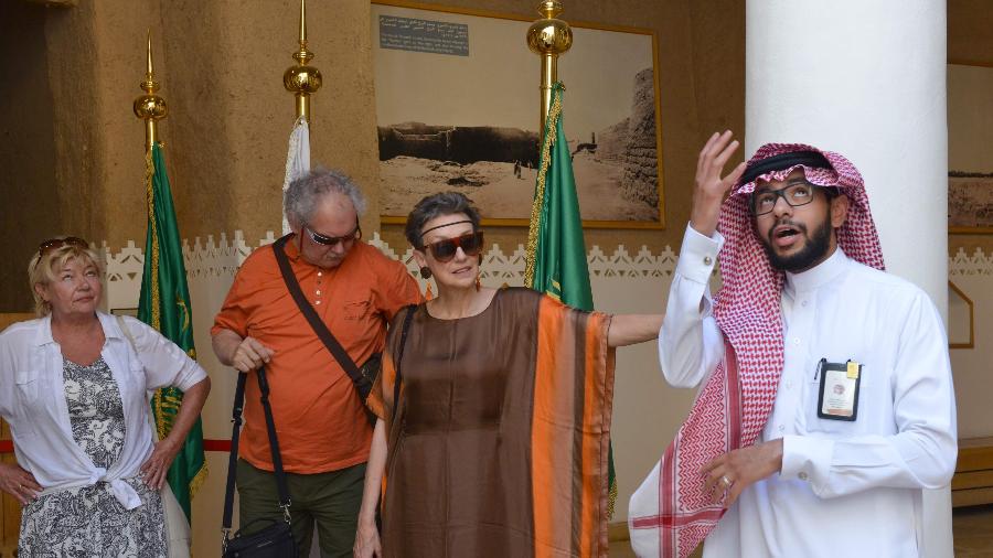 Turistas poloneses em Riad no museu de Masmak - FAYEZ NURELDINE / AFP