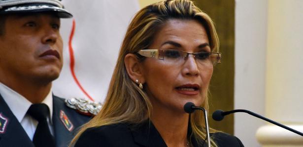 País em crise política | Autoproclamada presidente da Bolívia destitui Alto Comando Militar em 1ª decisão