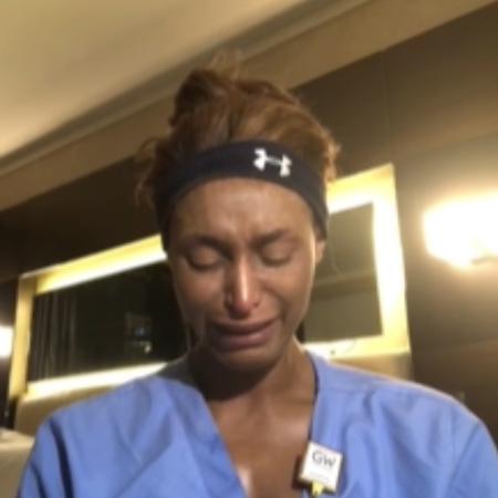 A enfermeira D´neil Schmall chorou ao relatar o drama da covid-19 em Nova York - Reprodução/Facebook