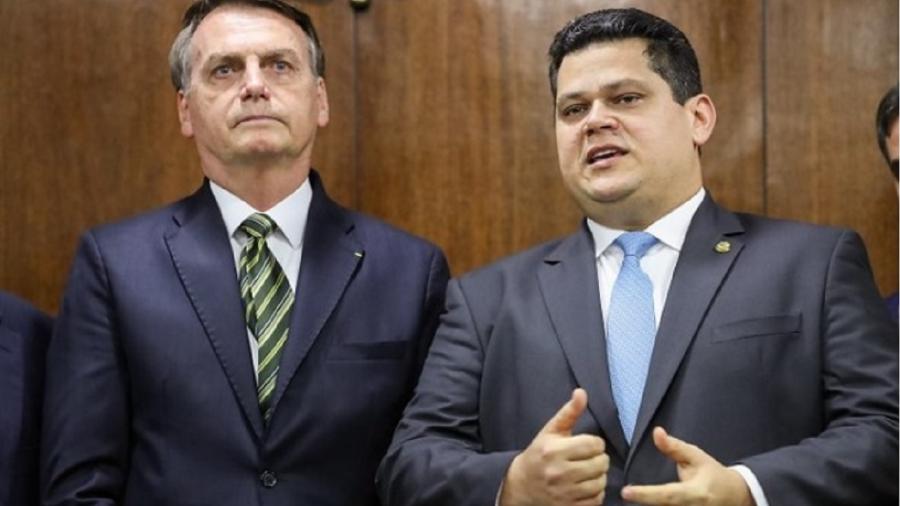 Jair Bolsonaro ao lado de Davi Alcolumbre; 22 vetos presidenciais esperam votação no Senado Federal - Foto: Marcos Corrêa/PR