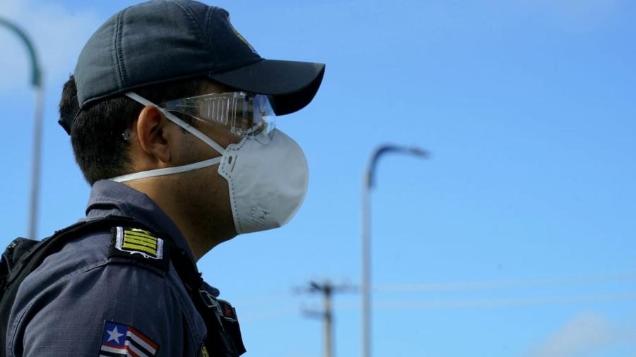 Policial de máscara fiscaliza cumprimento ao lockdown no Maranhão - Governo do Maranhão