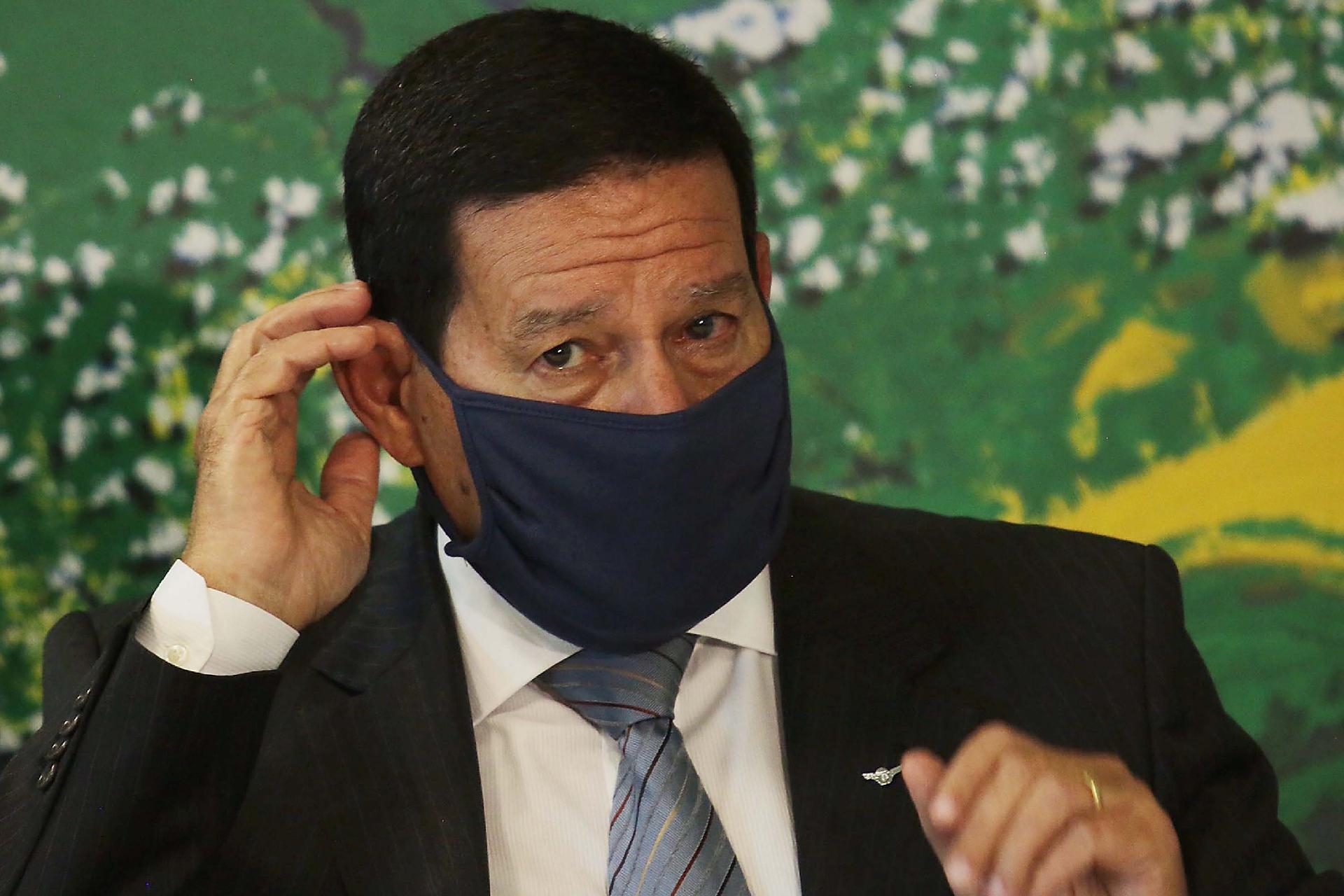 Coronavírus: Mourão aproveita reabertura de shoppings em Brasília e faz compras