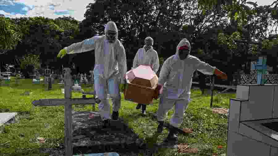 30.mai.2020 - Corpo de vítima do coronavírus é sepultado no Cemitério Municipal Recanto da Paz, em Breves, Ilha de Marajó, no Pará - Tarso Sarraf/Estadão Conteúdo