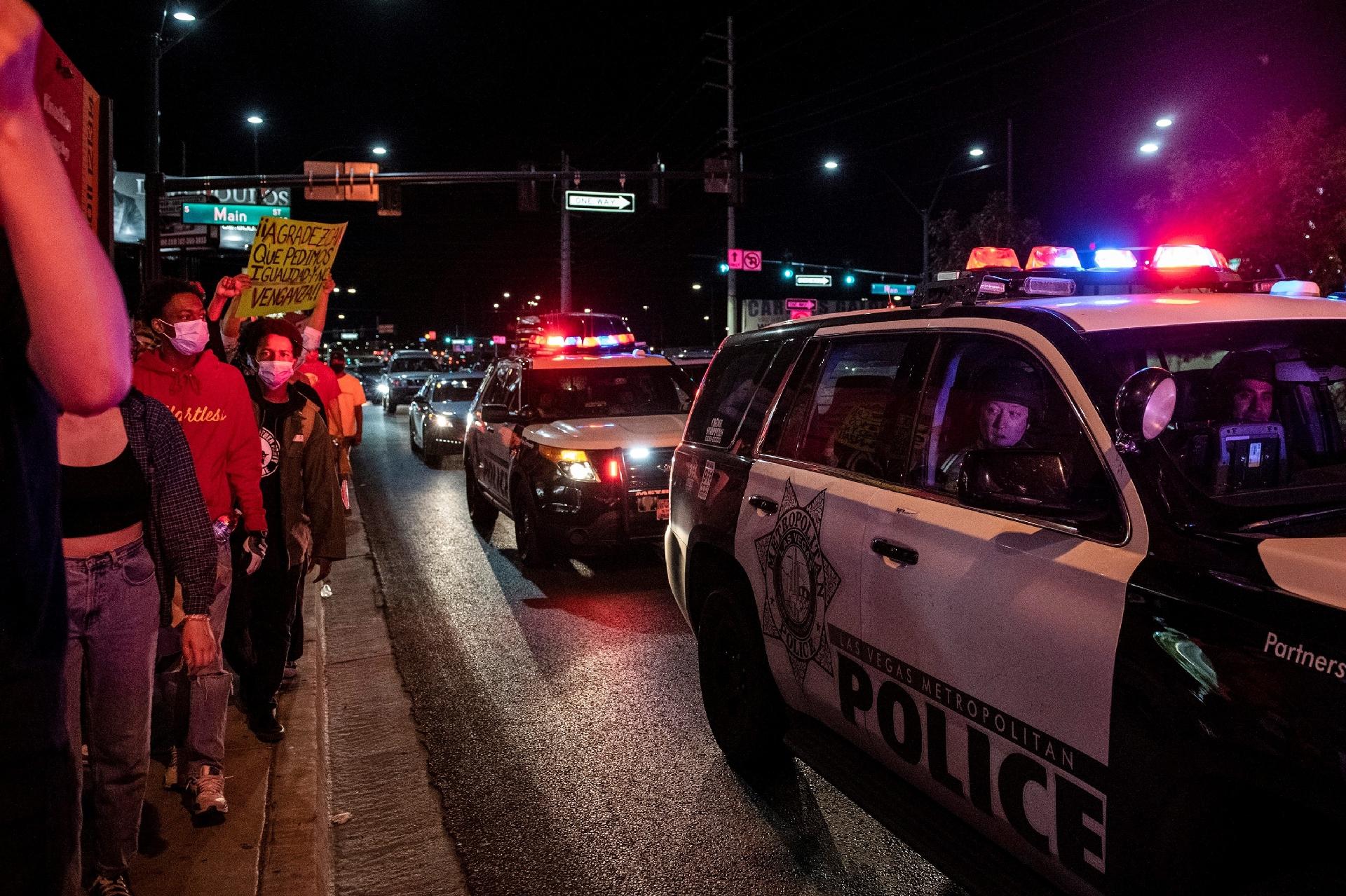 1.jun.2020 - Carros de polícia acompanham manifestação atirracista em Las Vegas, uma semana após morte de Goerge Floyd - Bridget Bennett/AFP