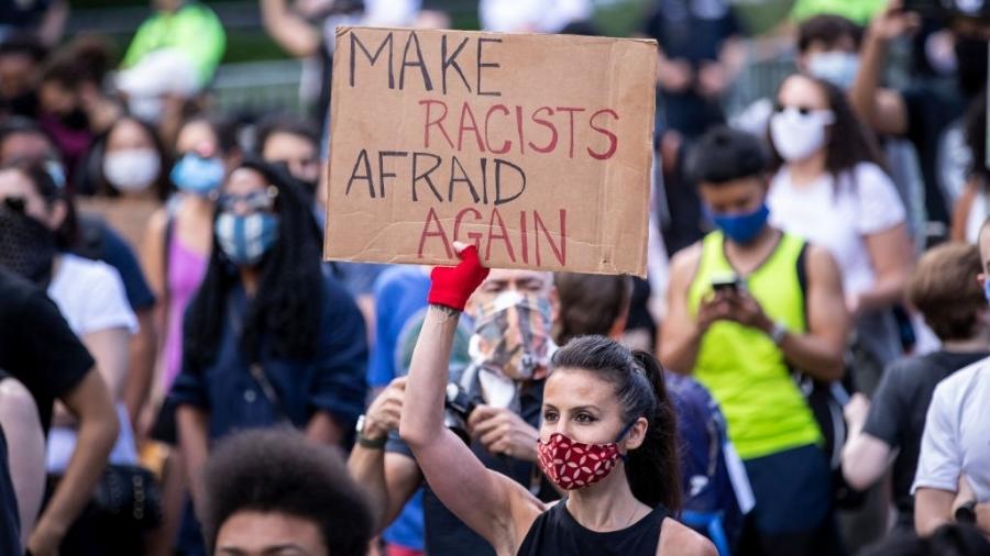 14.jun.2020 - De máscara, manifestante segura cartaz com os dizeres "fazer os racistas terem medo de novo" durante ato em Nova York, nos EUA - Ira L. Black/Corbis via Getty Images