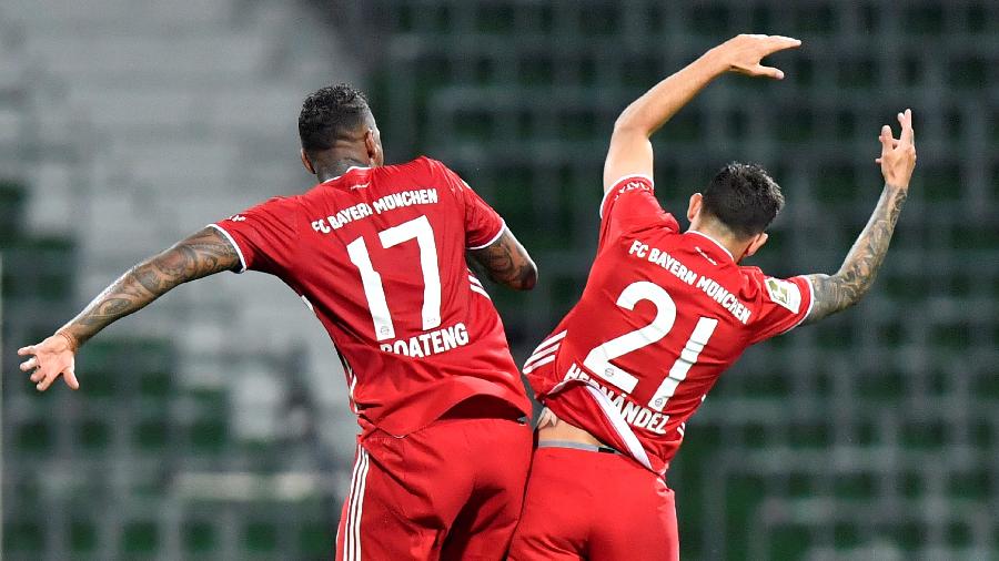 Jogadores Jerome Boateng e Lucas Hernandez comemoram título do Bayern de Munique na liga alemã - POOL