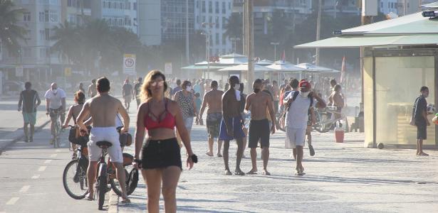 A praia de Copacabana, localizada na zona Sul do Rio de Janeiro, registra fluxo intenso   de banhistas neste domingo (21), em meio à pandemia do coronavírus (covid-19)