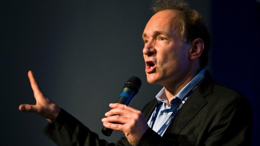 Tim Berners-Lee, criador da World Wide Web, comentou na Campus Party 2011 sobre o Wikileaks. Ele disse que, por mais que a internet seja livre, deve haver cuidado com conteúdo adquirido de forma ilícita - Rodrigo Paiva/UOL