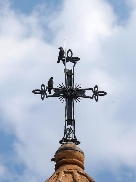 Igreja, cruz, topo de igreja - Getty Images