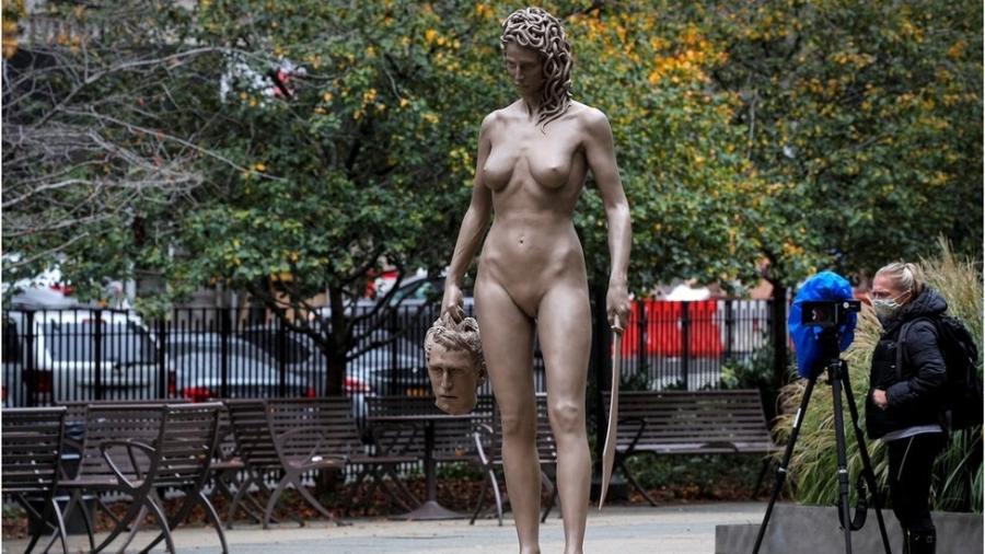 Medusa com a Cabeça de Perseu" dá novo significado à conhecida história da mitologia grega, segundo idealizador; nas redes sociais, escultura foi criticada por algumas mulheres - Reuters