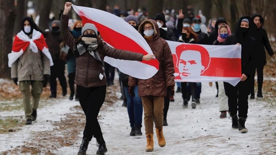 13.dez.2020 - Manifestantes protestam contra o presidente Alexander Lukashenko em Belarus - EFE/EPA/STR