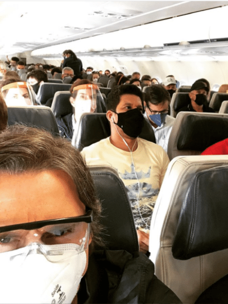 O ator Murilo Rosa faz selfie dentro de avião e criticou os protocolos - Reprodução/Instagram