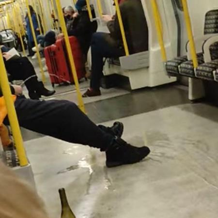 Homem foi flagrado urinando entre os pés, no chão do metrô de Londres - Reprodução/Facebook