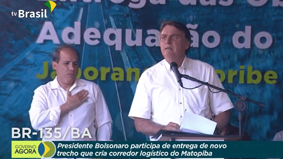 21.jan.2021 - O presidente Jair Bolsonaro (sem partido) na cerimônia de entrega do novo trecho da BR-135, em Coribe, na Bahia - TV Brasil