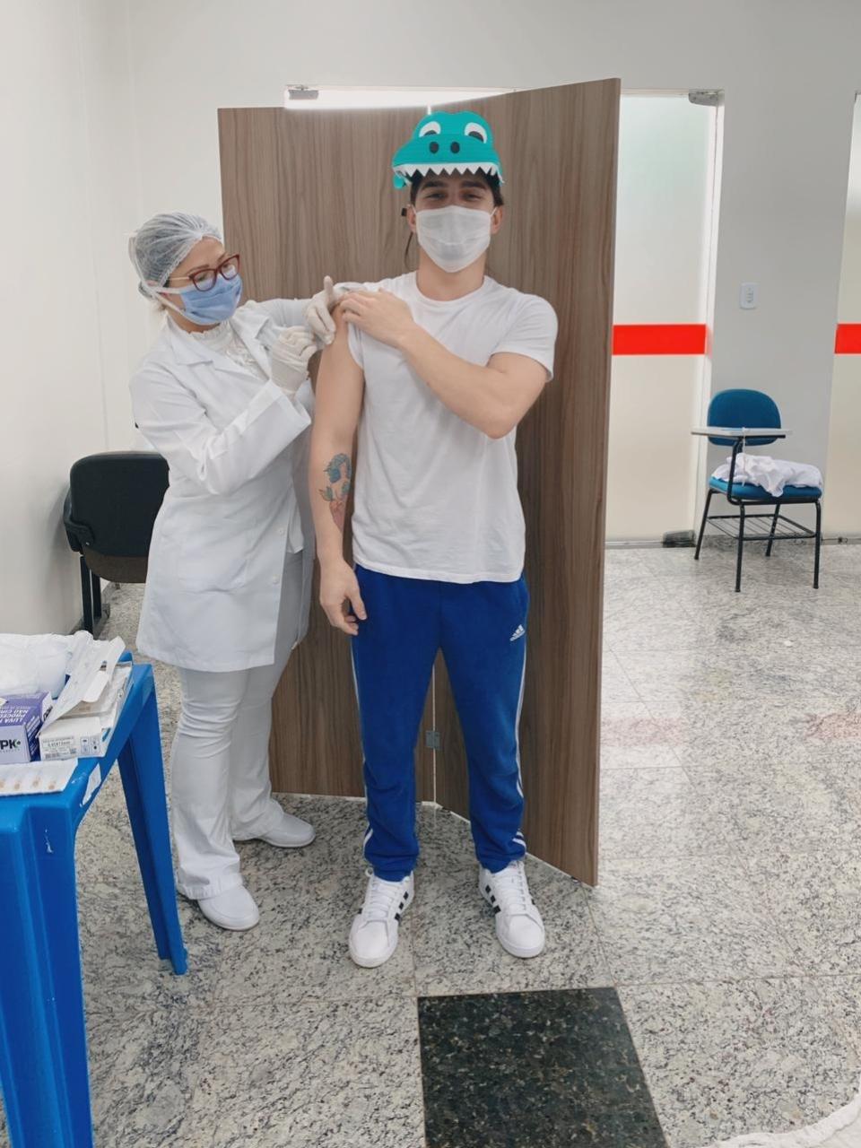 AP: Técnico em enfermagem toma vacina contra covid-19 fantasiado de jacaré  - 23/01/2021 - UOL Notícias