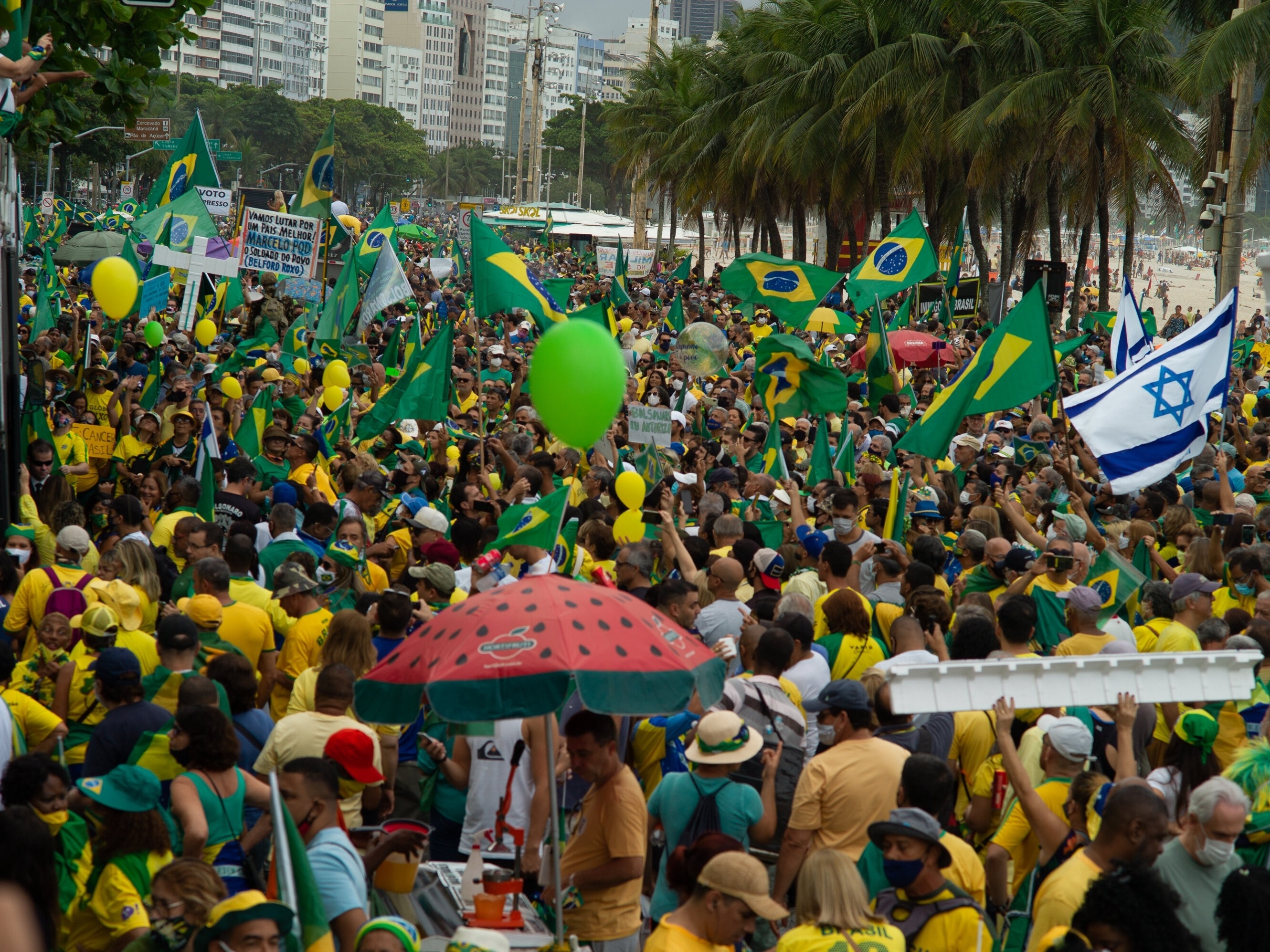 Protesto, show, praia: fim de semana tem aglomerações no Brasil e no mundo