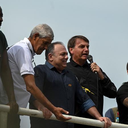 23.mai.2021 - O presidente Jair Bolsonaro discursa em um comício ao lado do ex-ministro Eduardo Pazuello - ANDRE BORGES / AFP