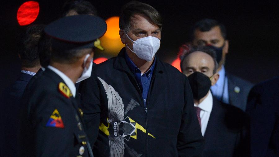 Jair Bolsonaro na chegada ao Aeroporto Internacional de Quito para a posse do presidente eleito do Equador Guillermo Lasso - Rodrigo Buendia/AFP