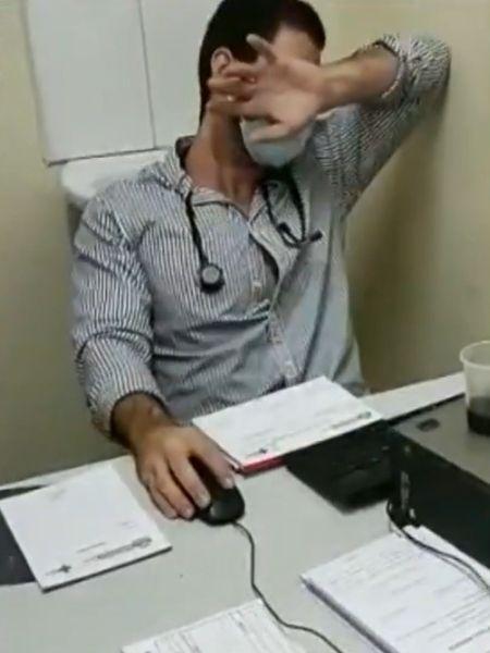 Estudante esconde rosto durante questionamento de paciente - Reprodução/TV Globo