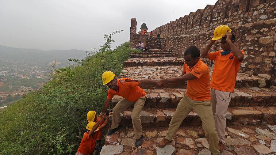 Equipes de segurança fazem uma revista no Forte de Amber, onde mais de dez turistas morreram após vários raios atingirem o local, em Jaipur, capital do Rajastão - AFP