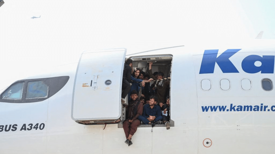 Alguns afegãos conseguiram embarcar em aviões - AFP