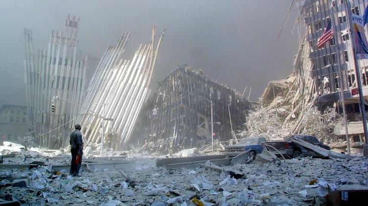 Homem diante dos escombros após o desabamento das torres do World Trade Center