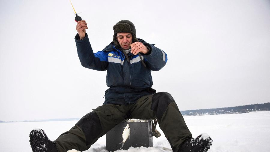 Artiom Ivanov segue com a rotina matinal normalmente: acorda e vai pescar, como sempre fez - Alexandre Nemenov/AFP
