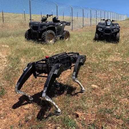 Cão robô da Ghost Robotics patrulhando a fronteira dos EUA com o México - Ghost Robotics/DHS