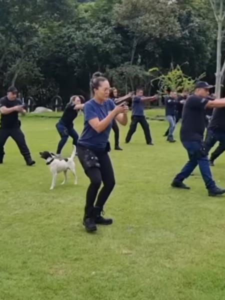 Cachorro foi visto em meio ao grupo durante um exercício com armas - Reprodução/Instagram