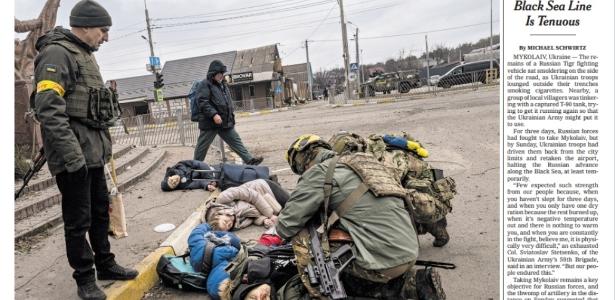 Imagem de Lynsey Addario na capa do The New York Times de segunda-feira mostra três pessoas de uma mesma família mortas em Irpin, na Ucrânia
