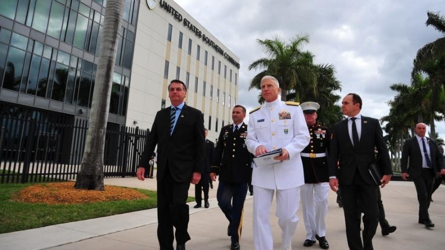 Jair Bolsonaro e o almirante Craig Faller, da Marinha dos EUA , na primeira visita de um presidente brasileiro ao Comando Sul  - Divulgação/Embaixada dos EUA no Brasil