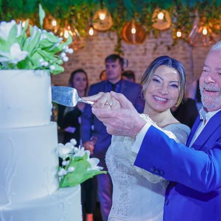 O ex-presidente Lula e a socióloga Rosângela Silva, a Janja, cortam o bolo do casamento, em São Paulo - Ricardo Stuckert