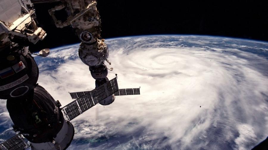 A Estação Espacial Internacional viaja a 20 mil km/h na órbita da Terra - Handout / GETTY IMAGES NORTH AMERICA / Getty Images via AFP