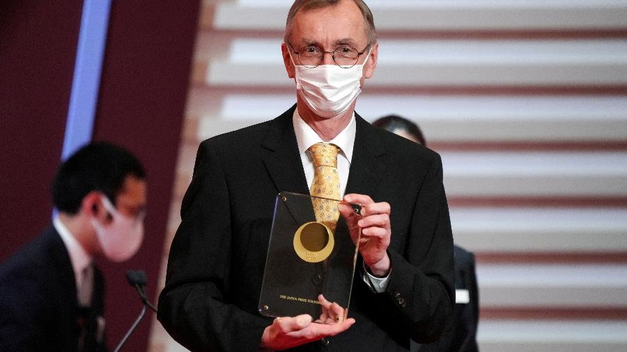 O geneticista sueco Svante Paabo posa com seu troféu durante a cerimônia de entrega do Prêmio Japão em Tóquio, Japão, em 13 de abril de 2022 - POOL/REUTERS